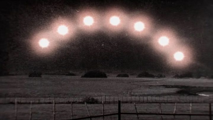 Um OVNI com um quilômetro de comprimento foi visto por 300 residentes do Texas